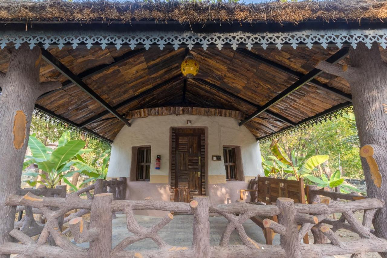 Sterling Padam Pench Hotel Khawāsa Екстериор снимка